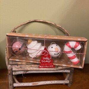 NIB! NEW HAPPY HOLIDAYS FESTIVE PEPPERMINT BATH FIZZERS